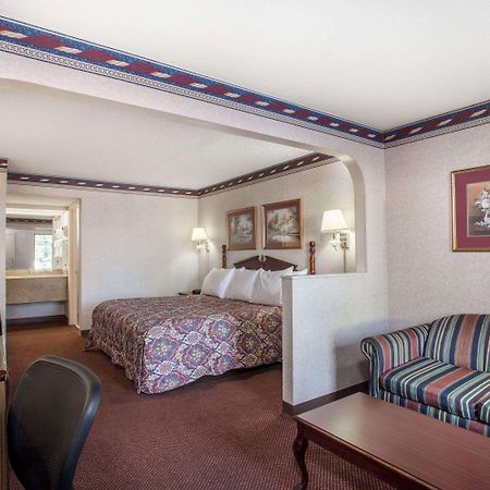 Days Inn By Wyndham Saint Pauls Room photo